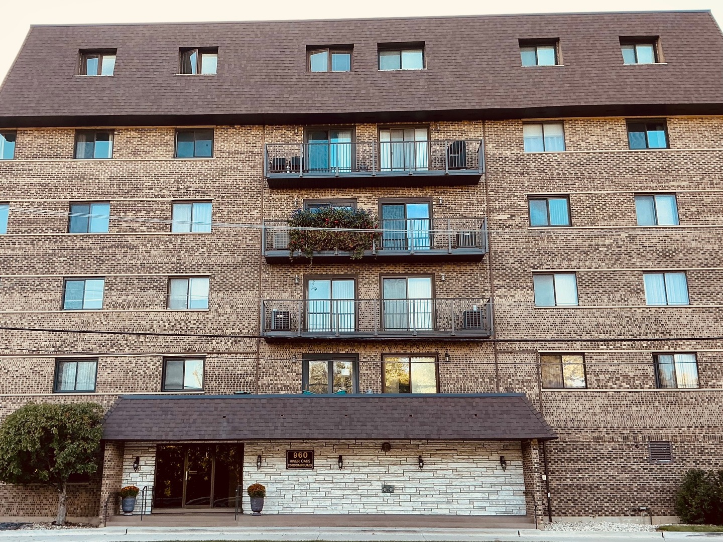 960 S River Road Unit: 408