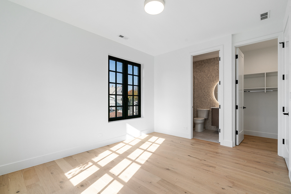 3446 N Oakley Avenue