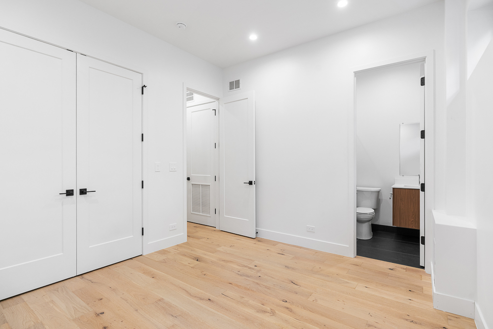 3446 N Oakley Avenue