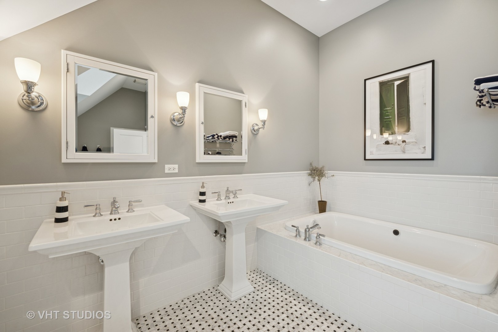 1605 N Chicago Avenue