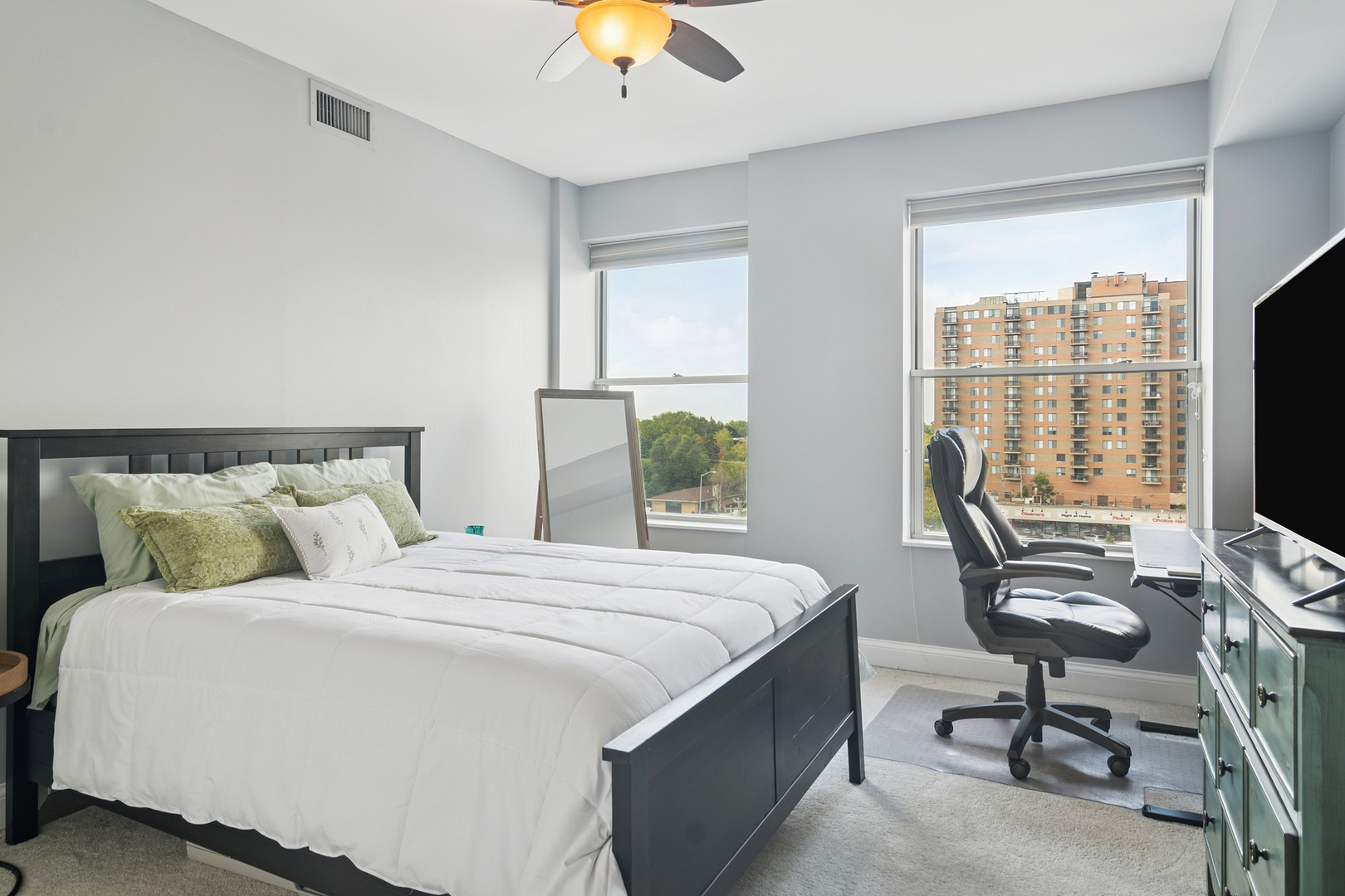77 S Evergreen Avenue Unit: 606
