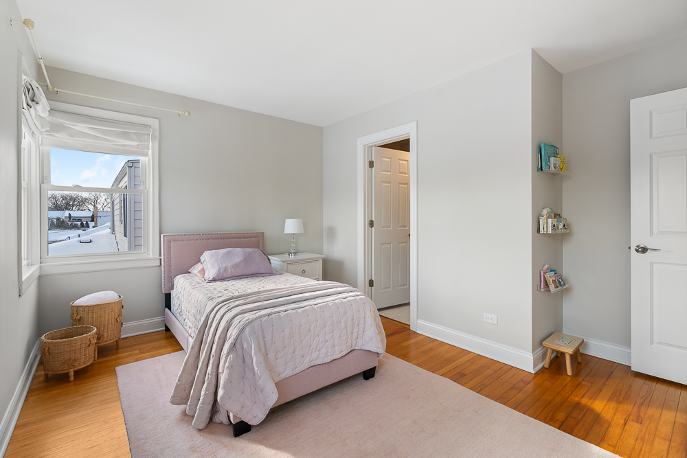 931 N Kennicott Avenue