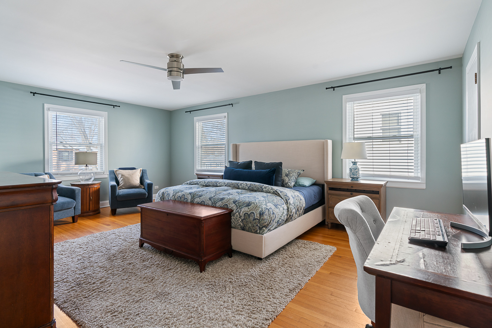 931 N Kennicott Avenue