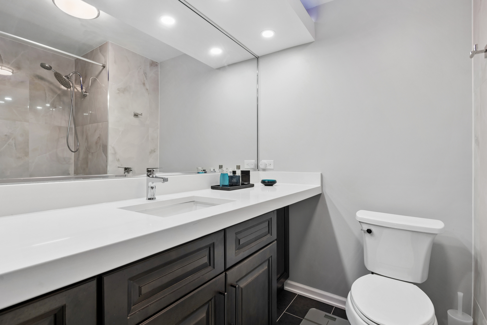 6033 N SHERIDAN Road Unit: 39L