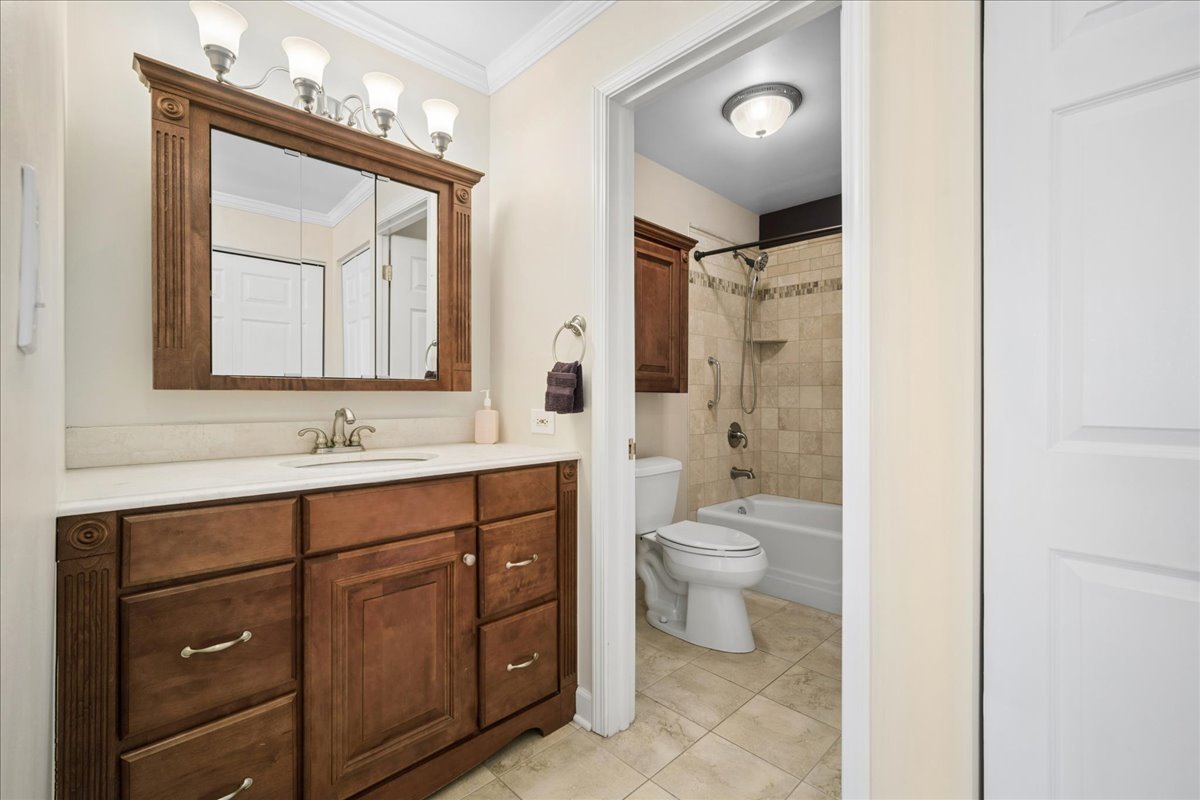 2700 E Bel Aire Drive Unit: 303