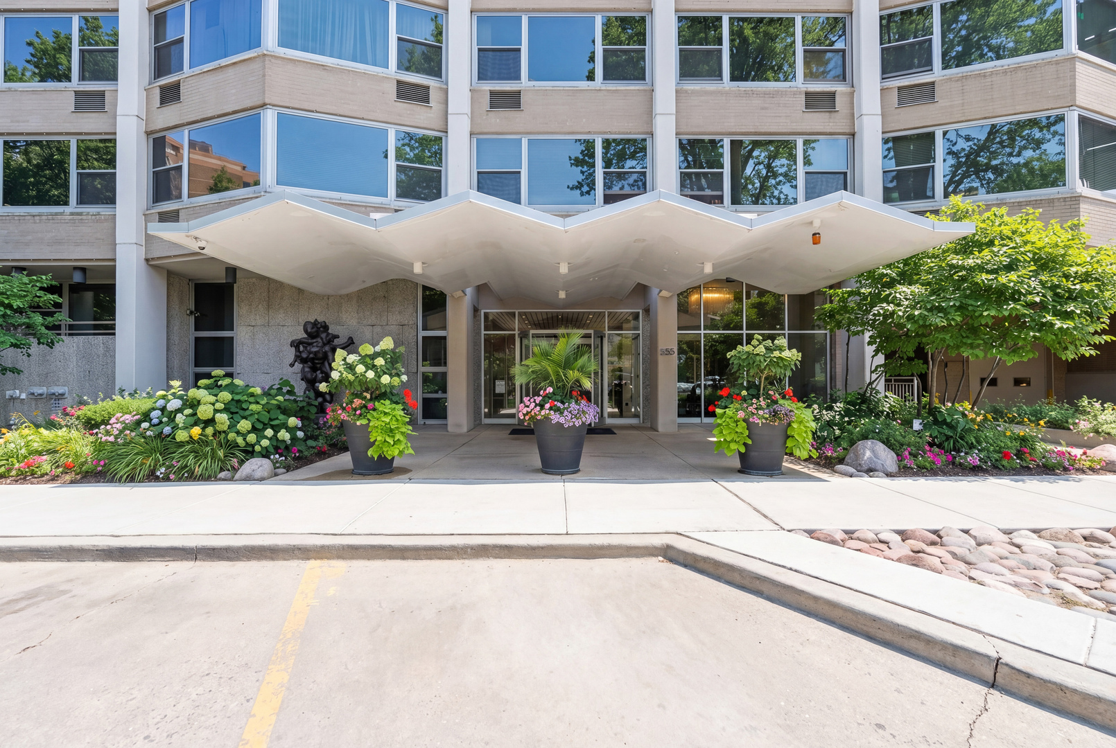 555 W Cornelia Avenue Unit: 512