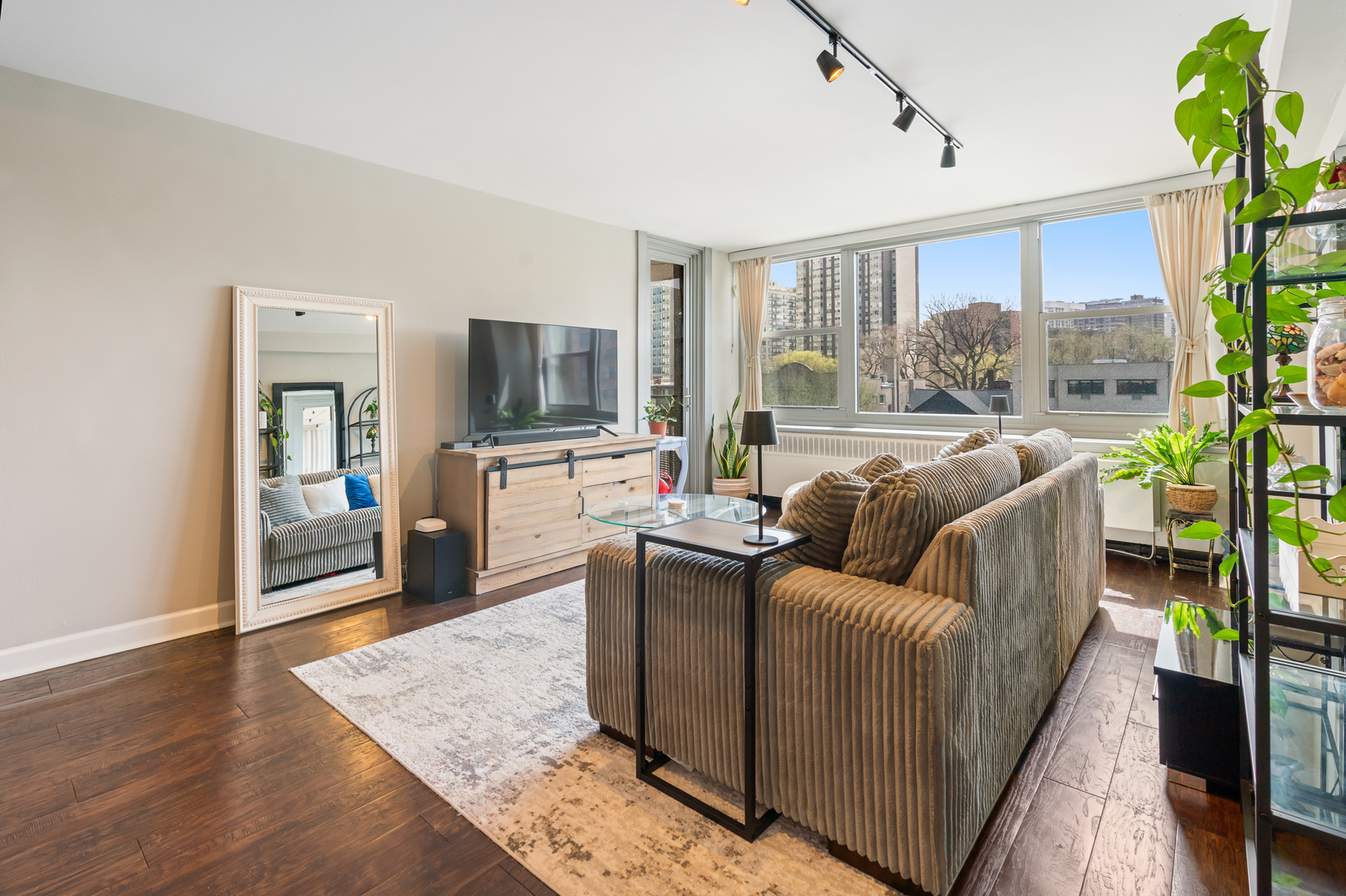 555 W Cornelia Avenue Unit: 512