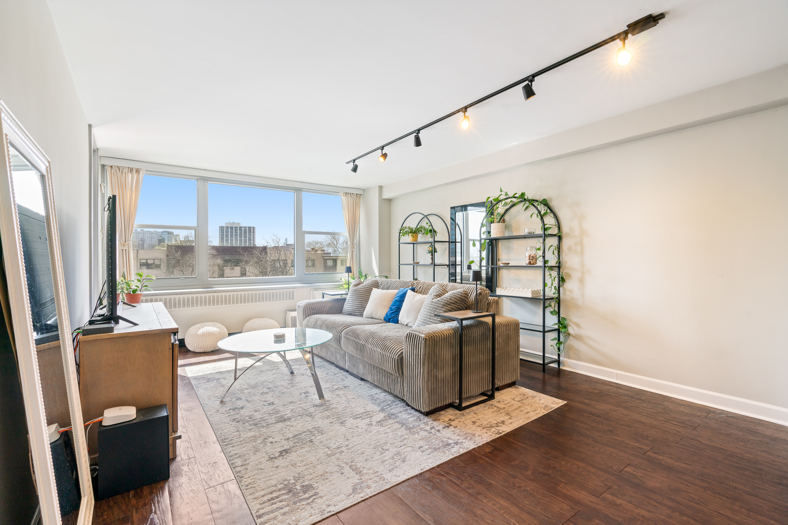 555 W Cornelia Avenue Unit: 512