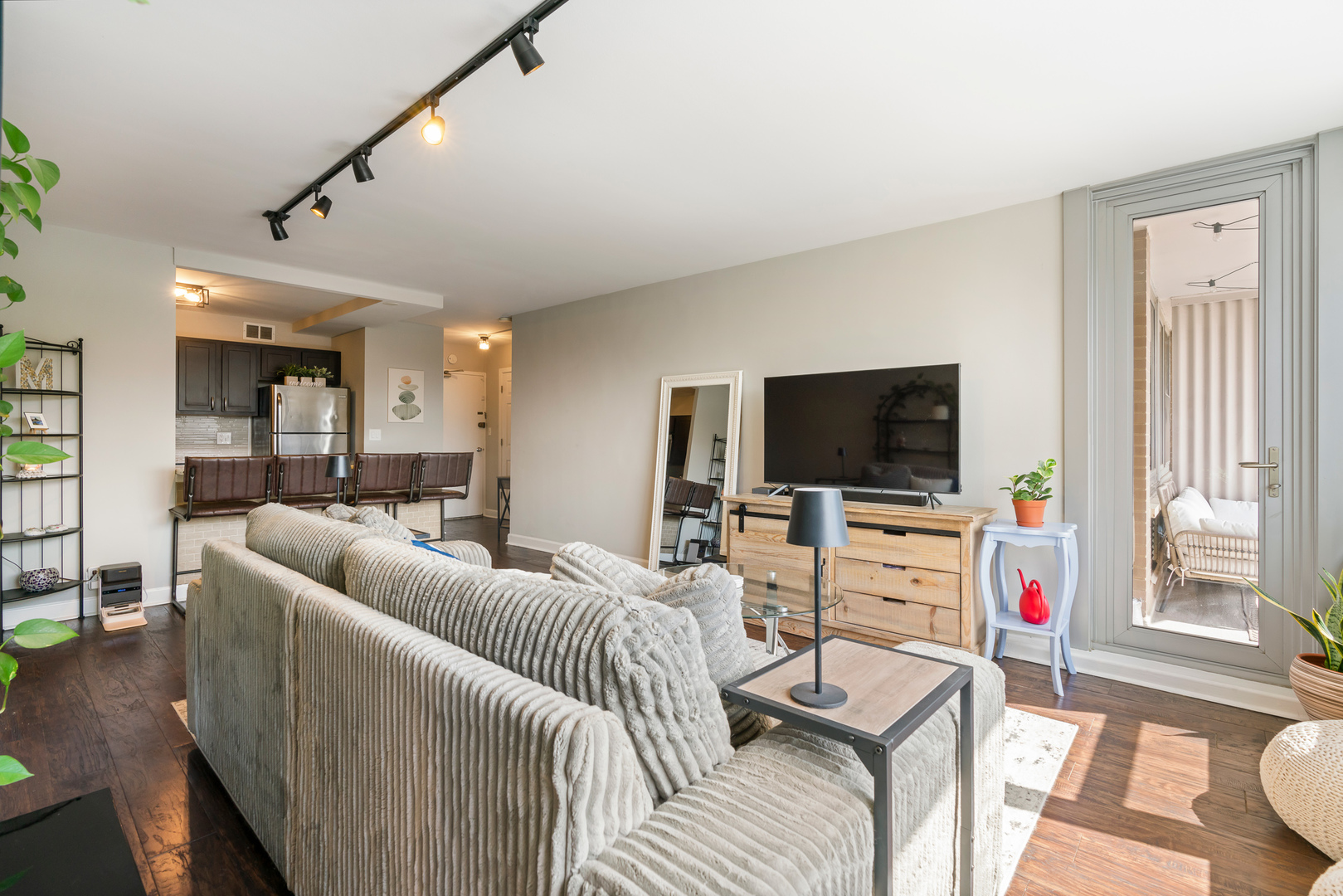 555 W Cornelia Avenue Unit: 512