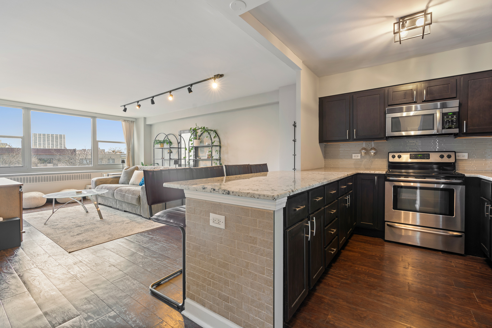 555 W Cornelia Avenue Unit: 512