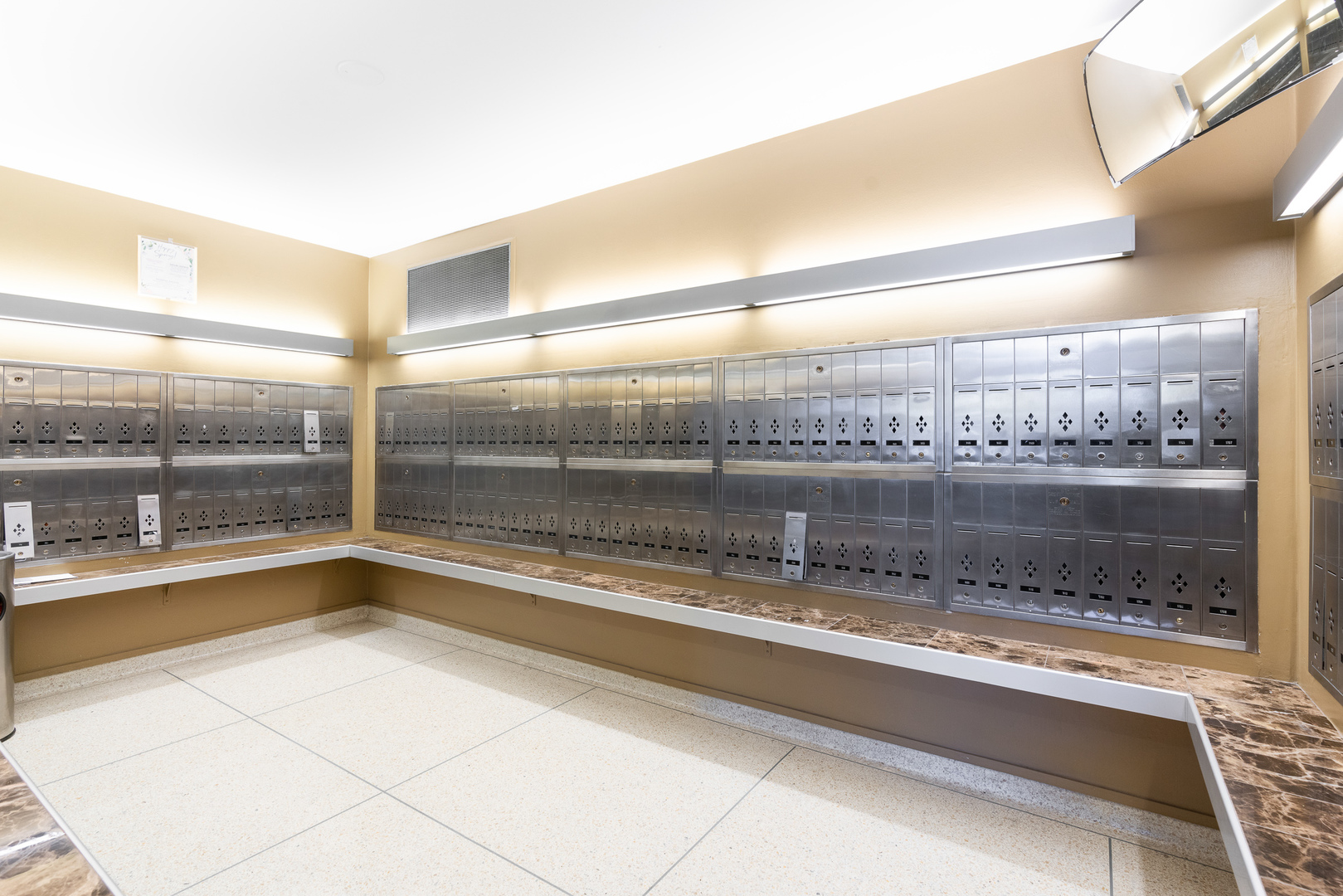 555 W Cornelia Avenue Unit: 512