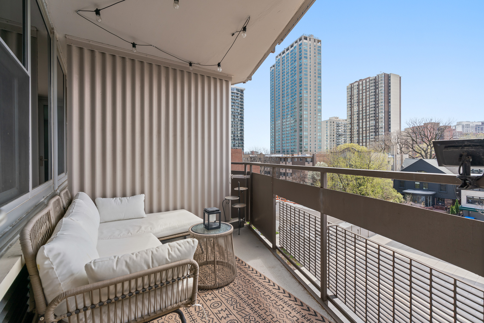 555 W Cornelia Avenue Unit: 512