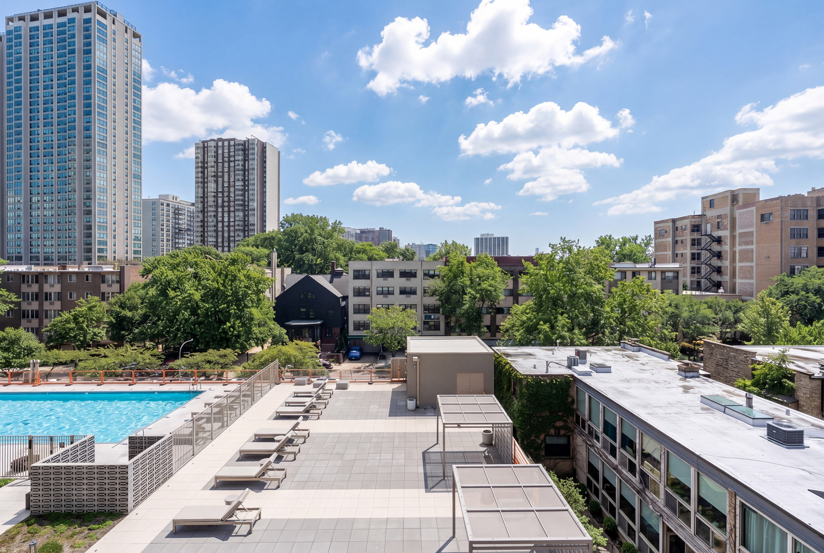 555 W Cornelia Avenue Unit: 512