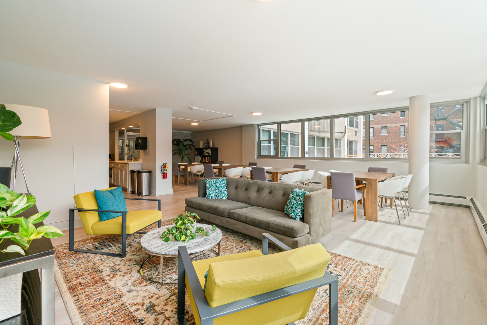 555 W Cornelia Avenue Unit: 512