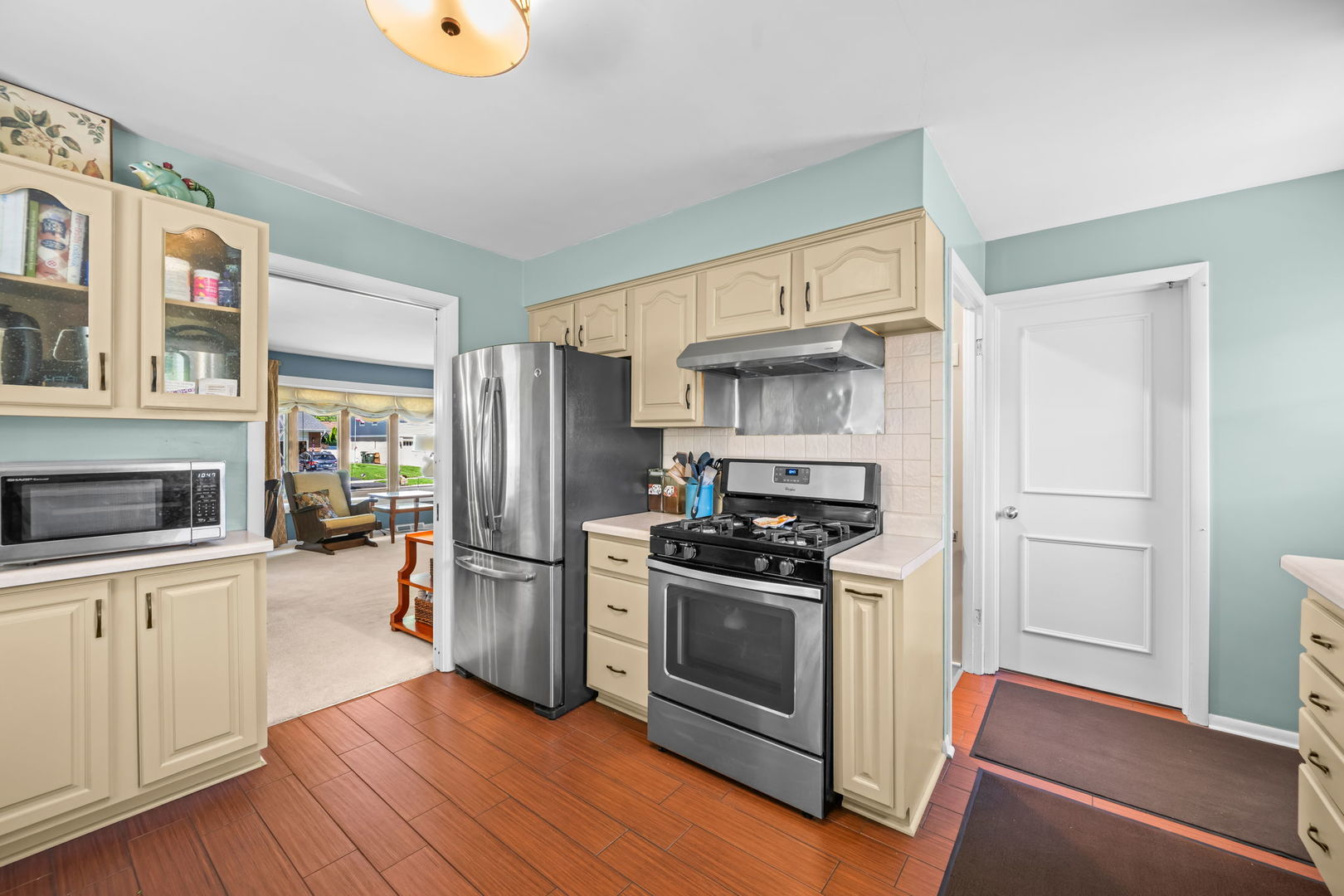 705 N DRURY Lane