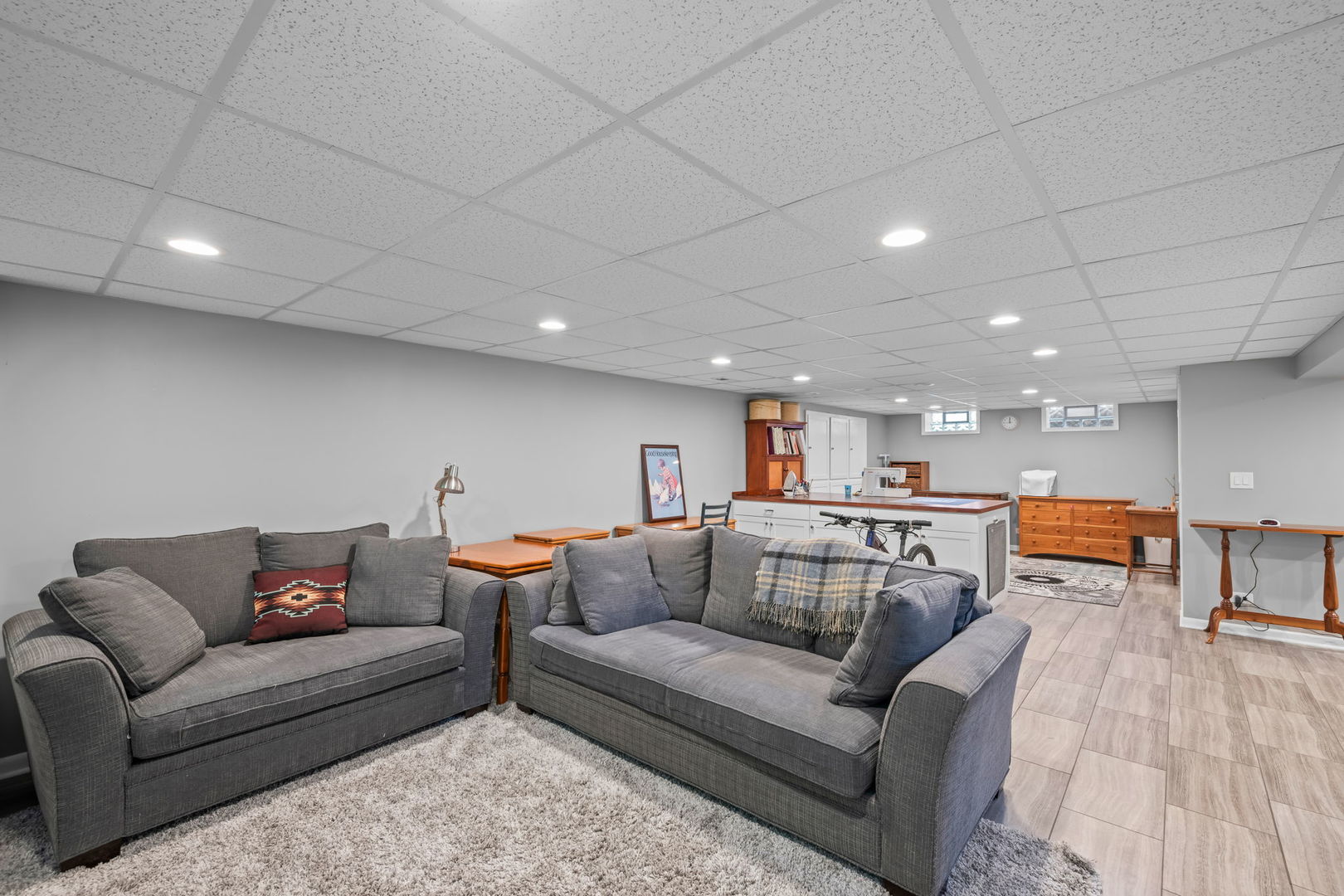 705 N DRURY Lane