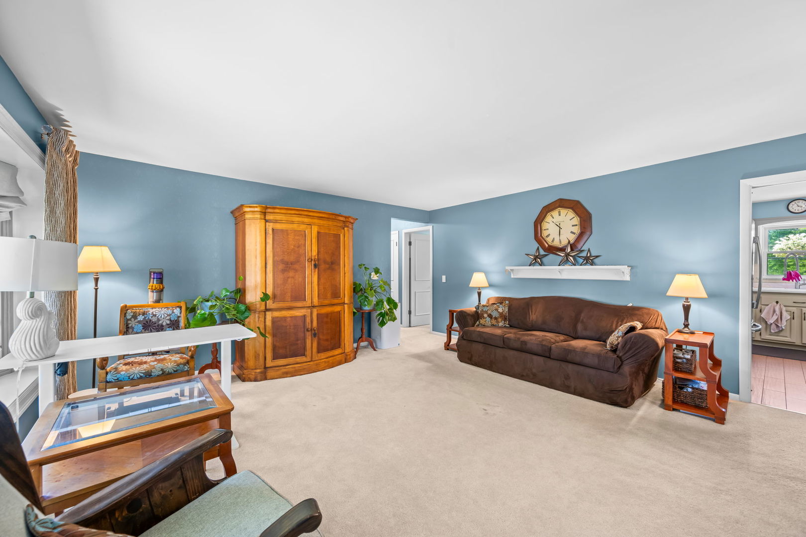 705 N DRURY Lane