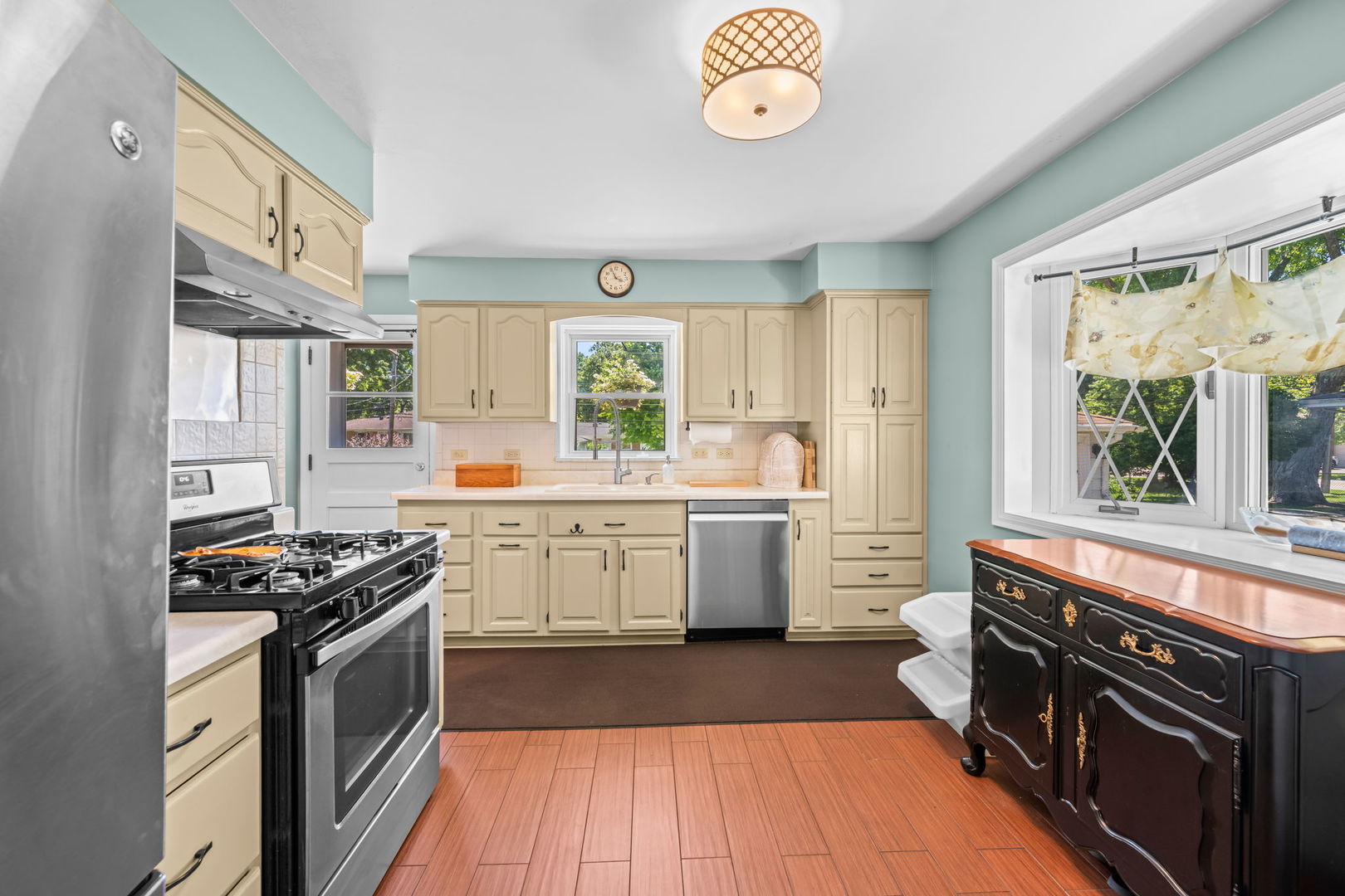 705 N DRURY Lane