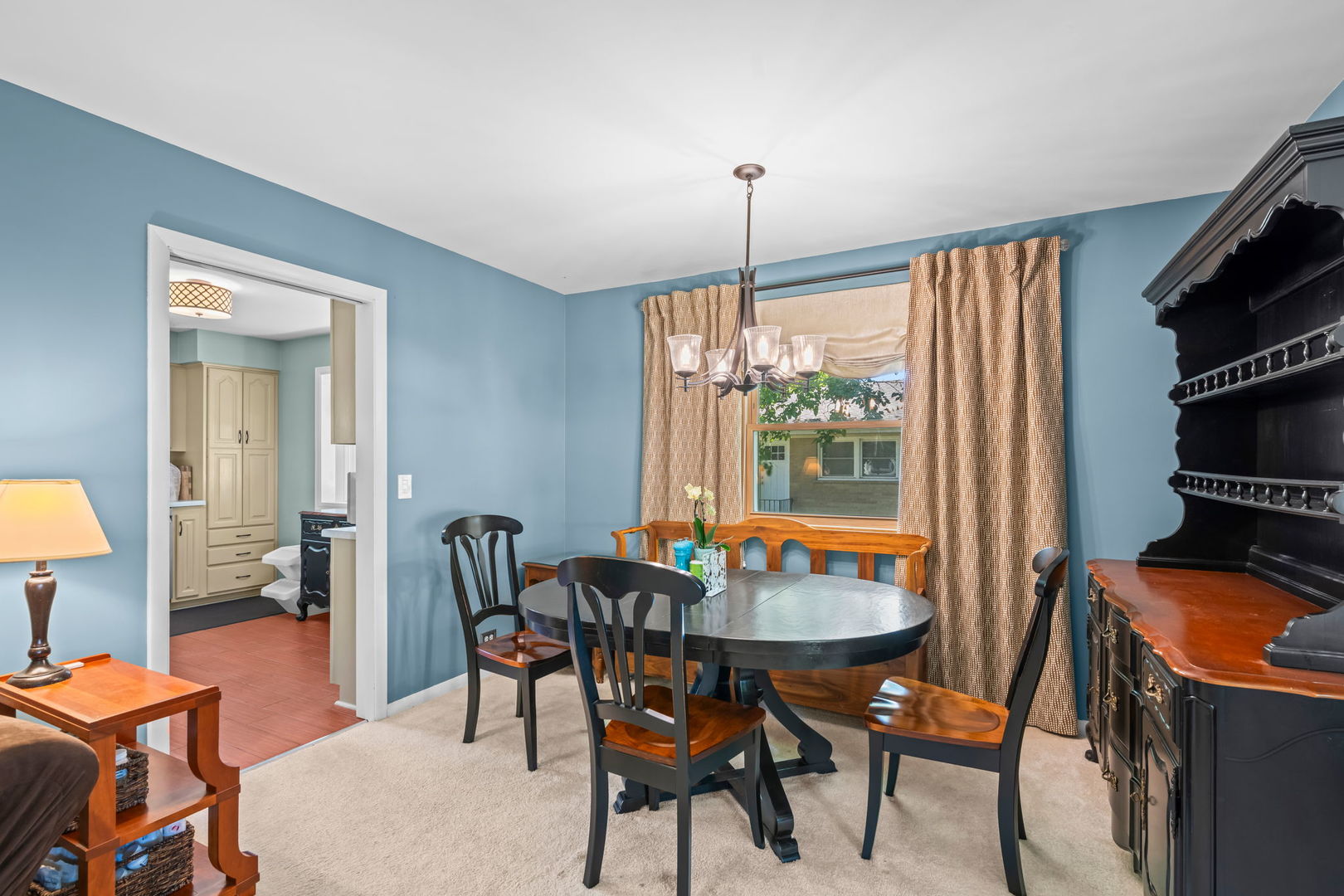 705 N DRURY Lane