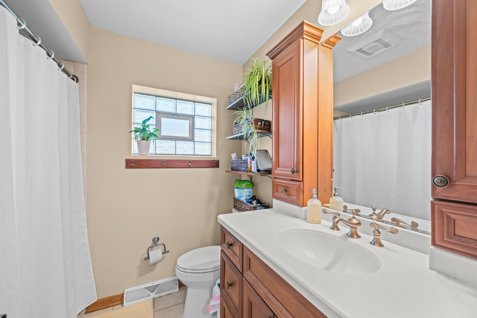 705 N DRURY Lane