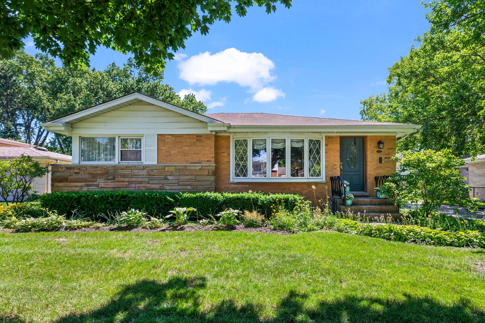 705 N DRURY Lane