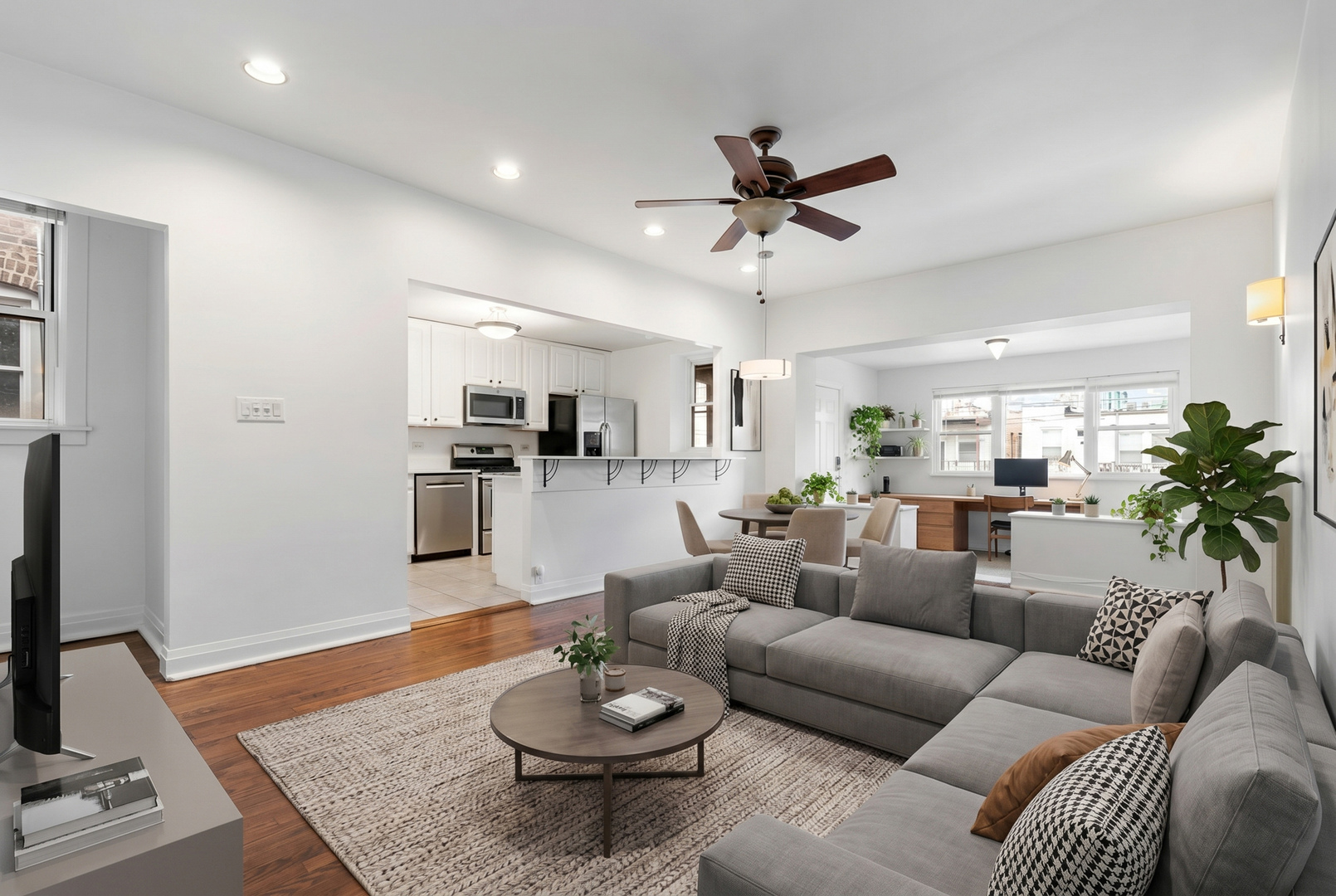 3739 N Wilton Avenue Unit: 3S