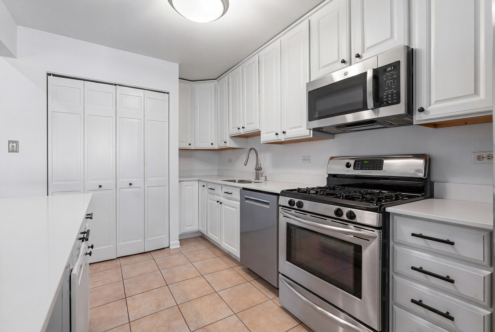3739 N Wilton Avenue Unit: 3S