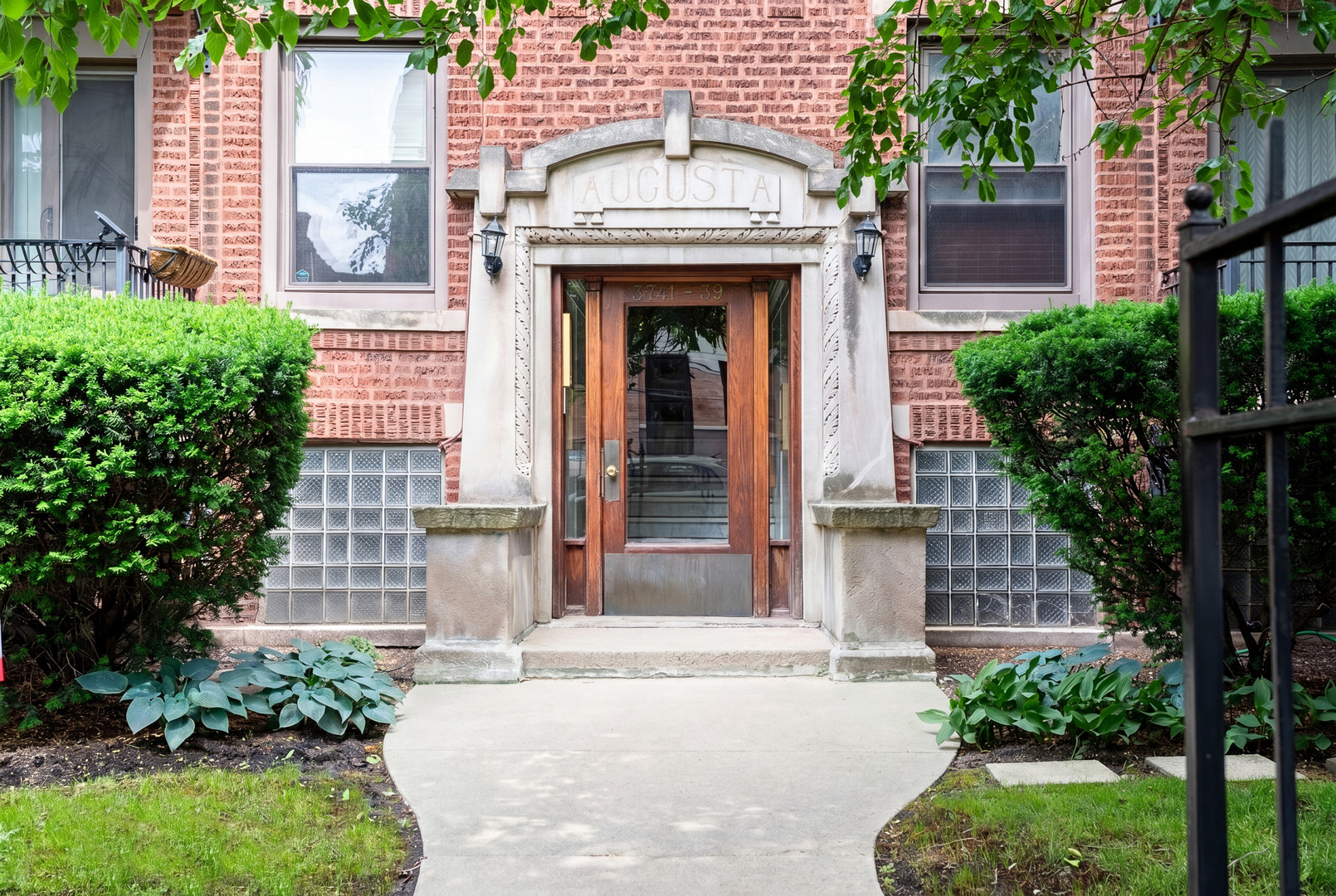 3739 N Wilton Avenue Unit: 3S