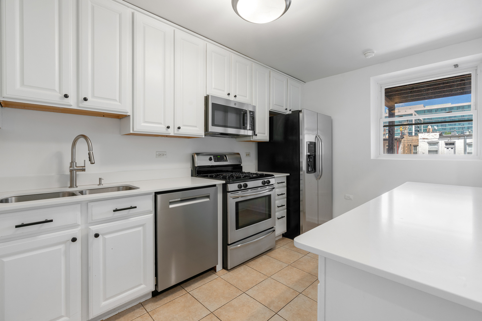 3739 N Wilton Avenue Unit: 3S