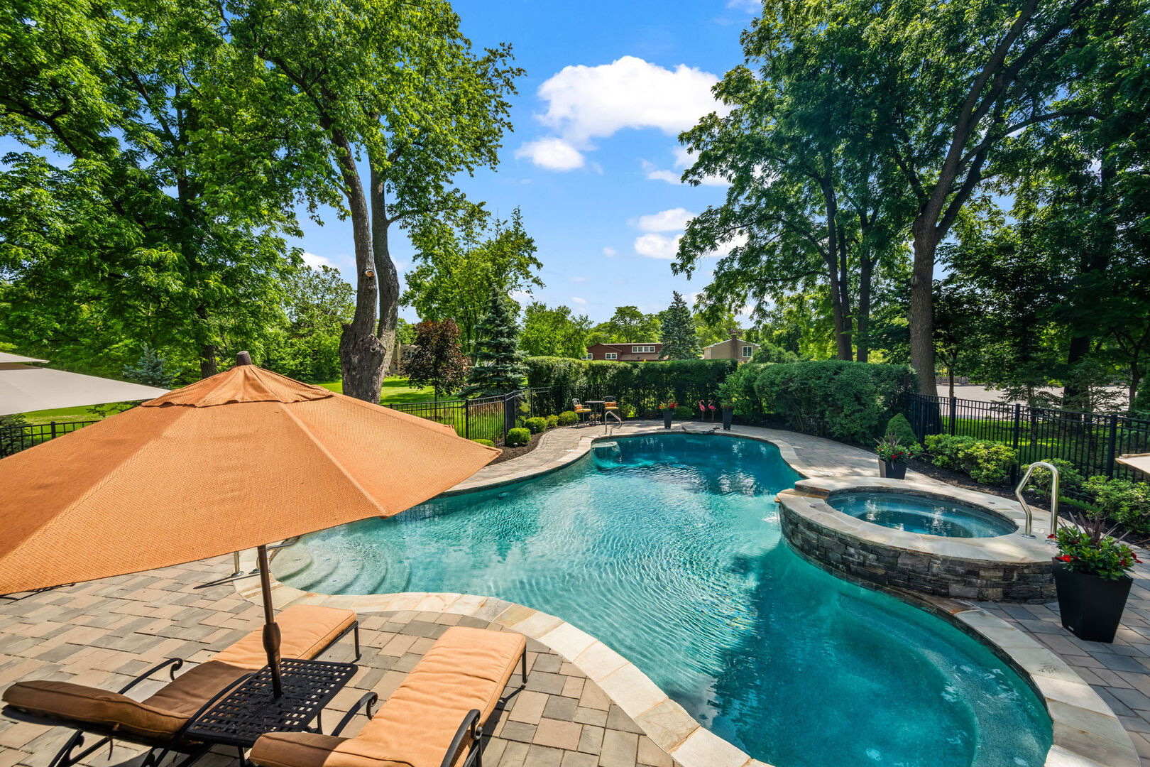 2733 N ELM Lane