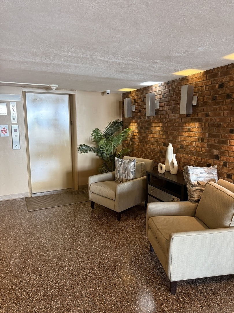 205 W Miner Street Unit: 106
