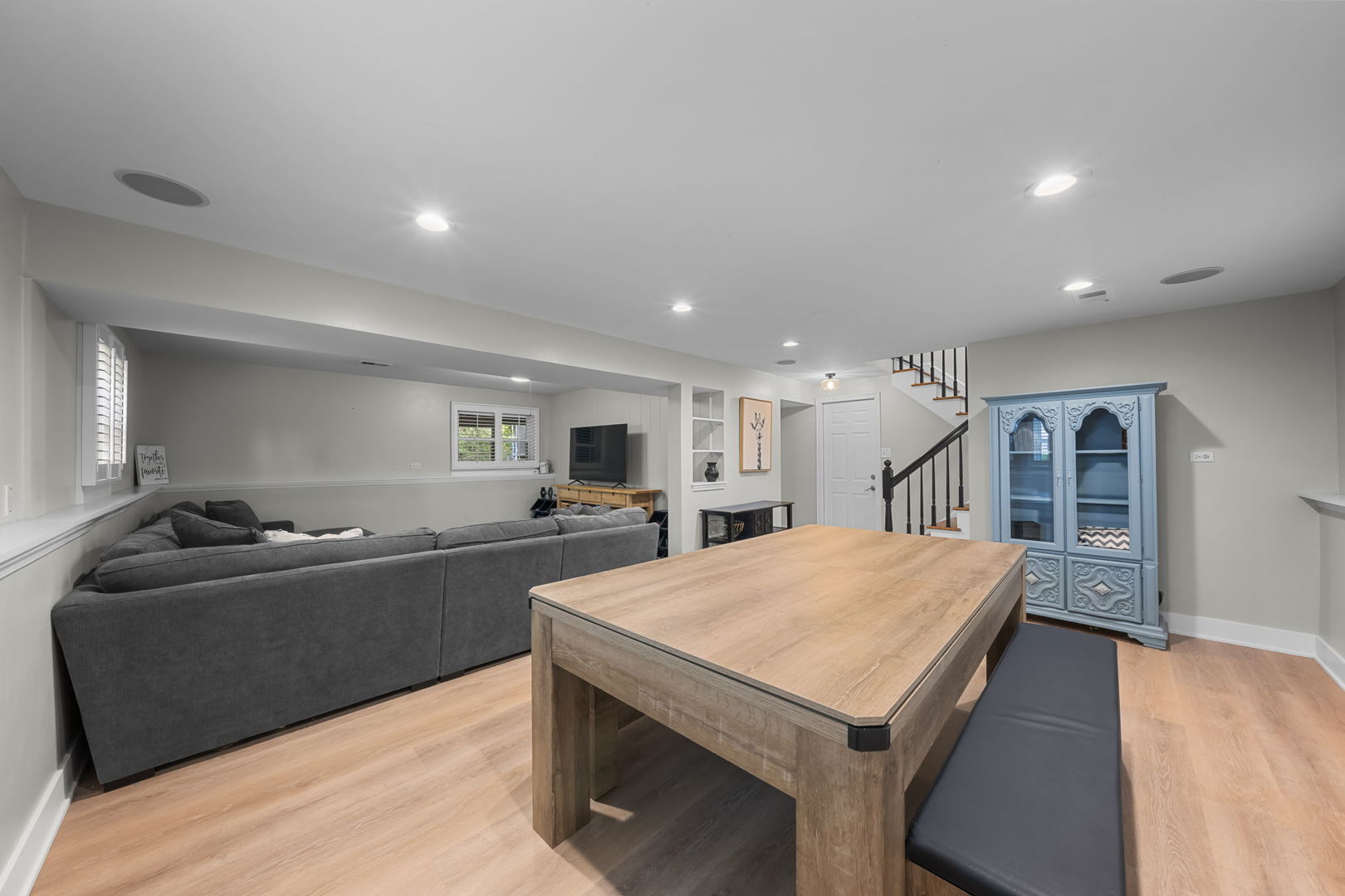 907 E Schirra Drive