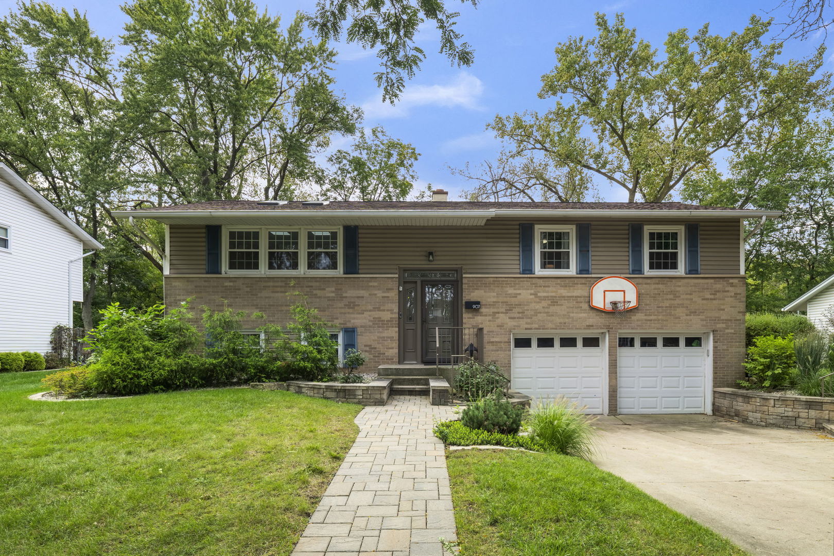 907 E Schirra Drive
