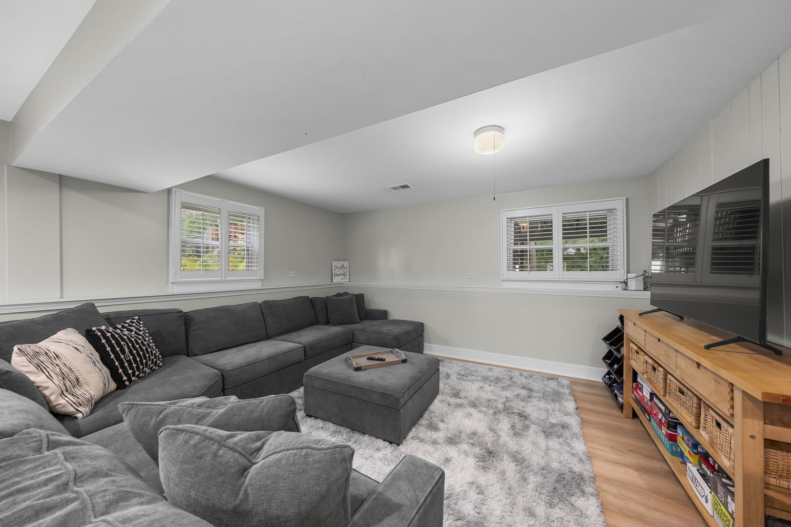 907 E Schirra Drive