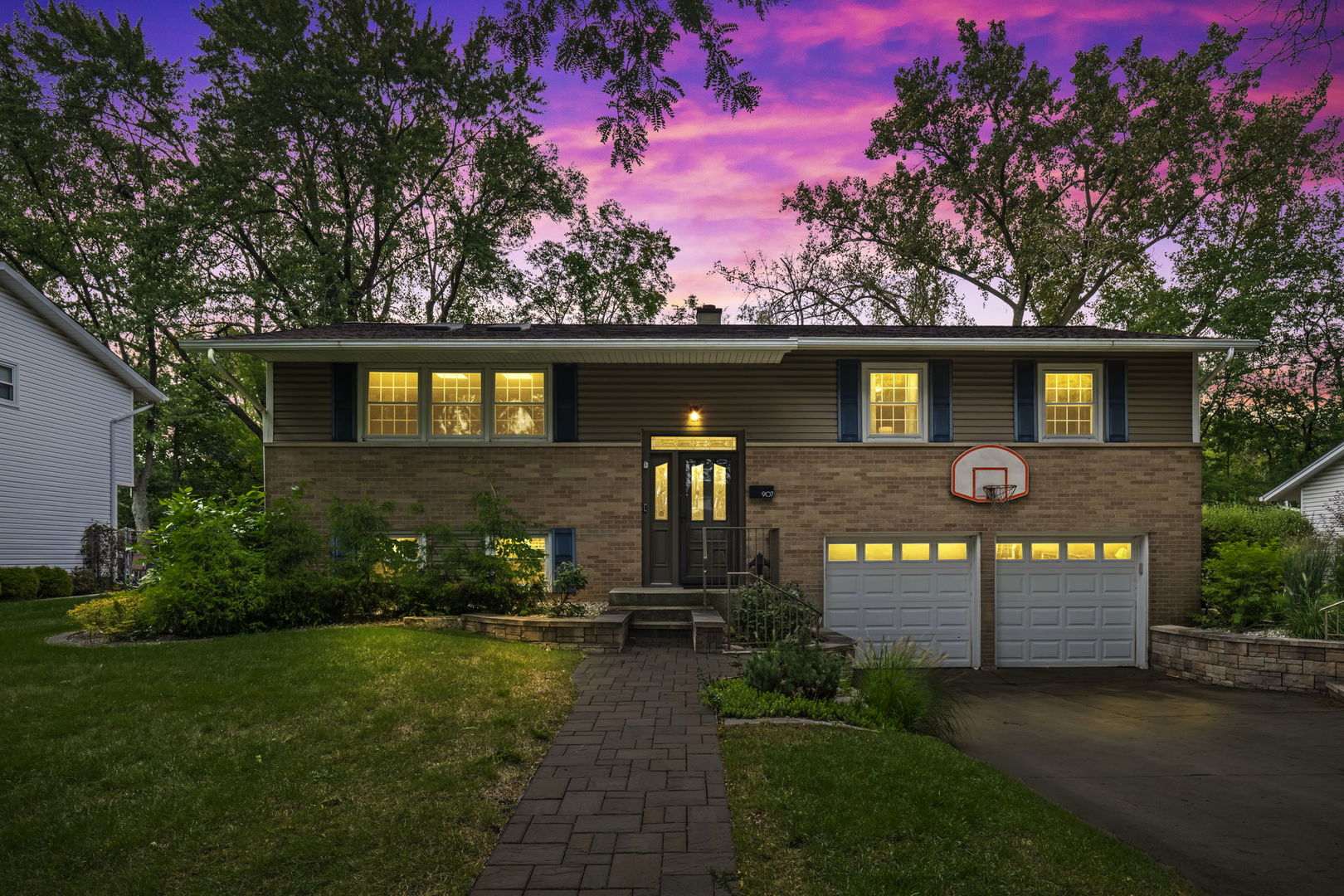 907 E Schirra Drive