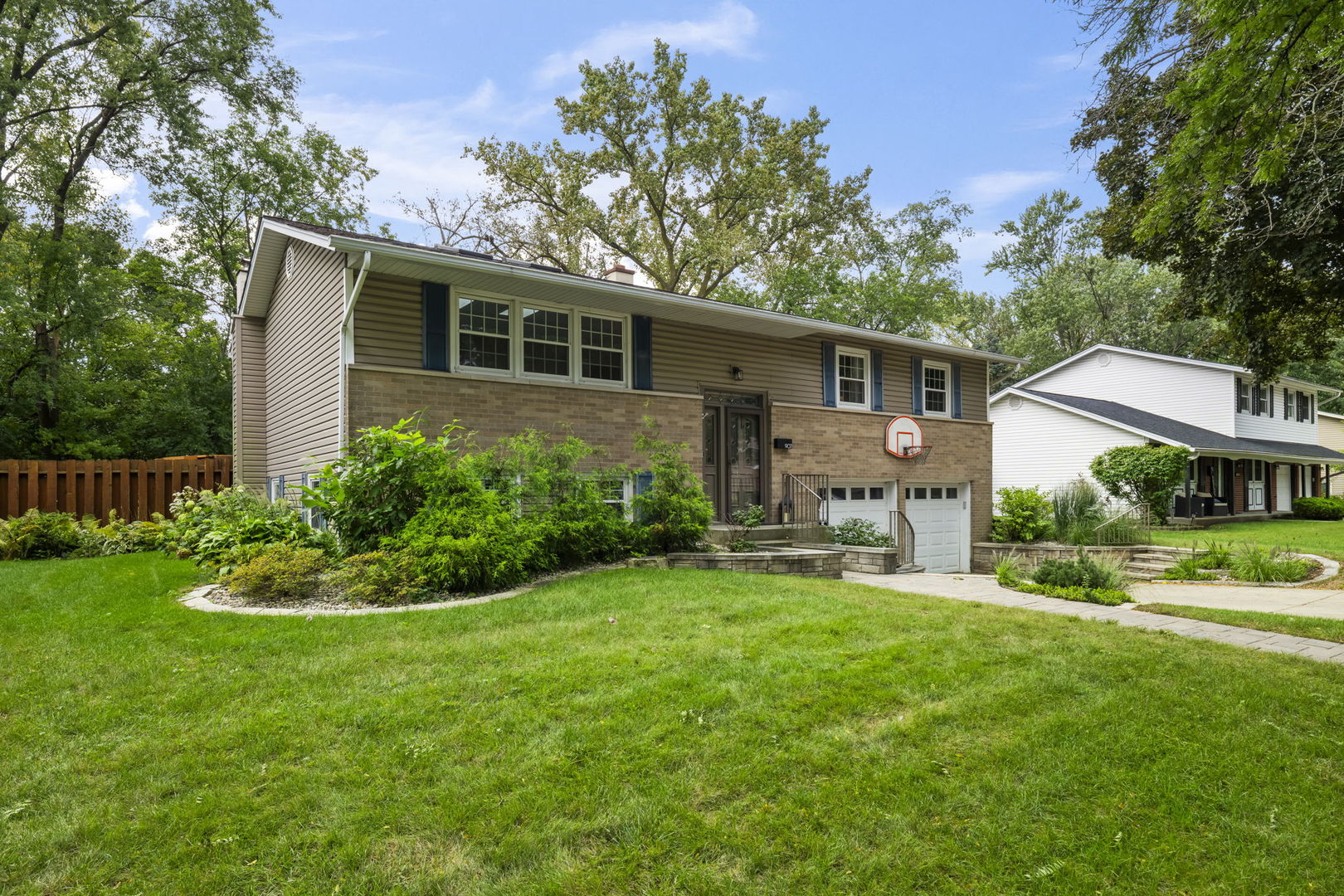 907 E Schirra Drive