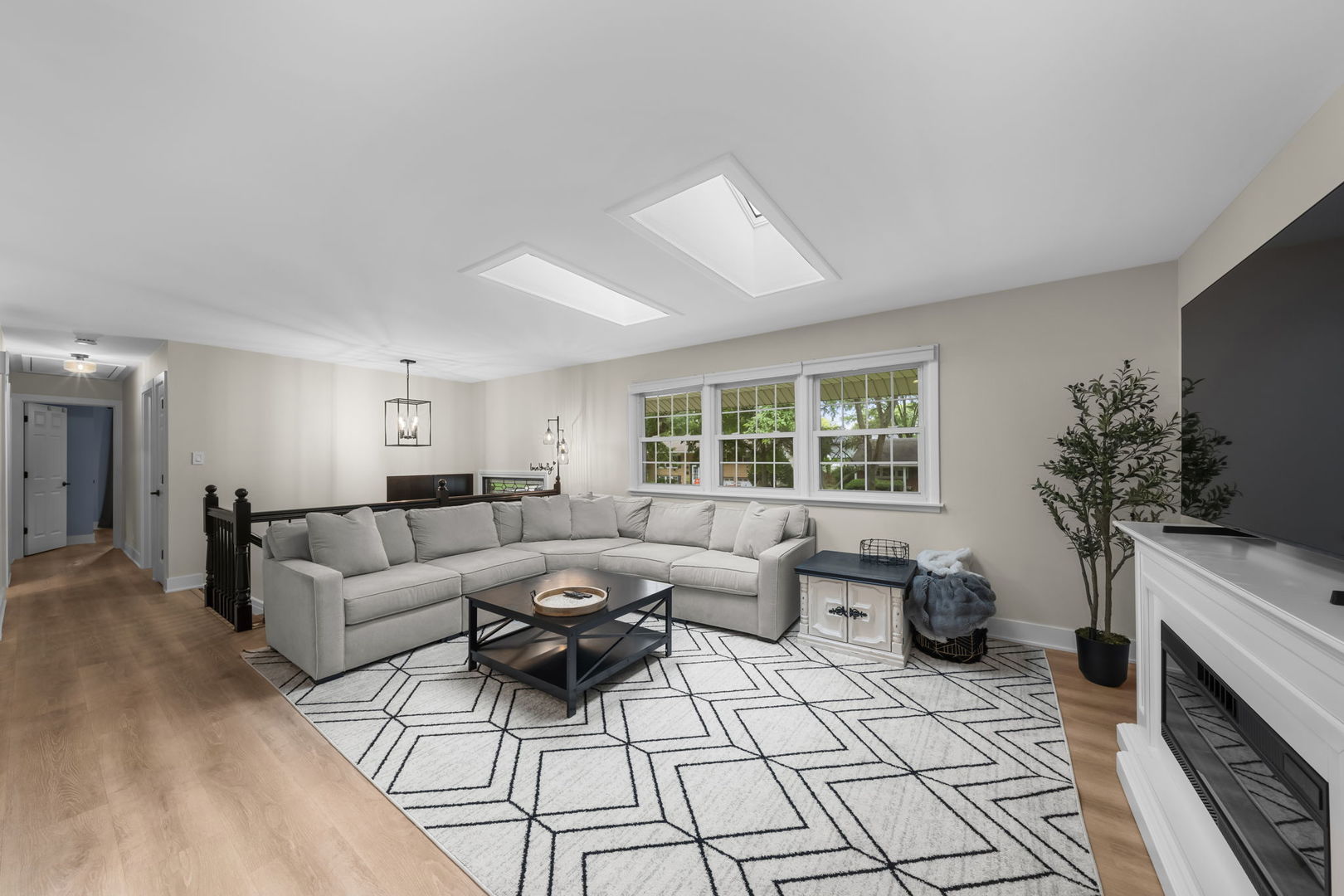 907 E Schirra Drive