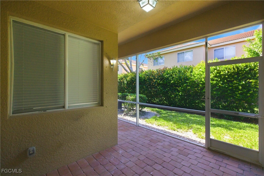 9656 Roundstone CIR