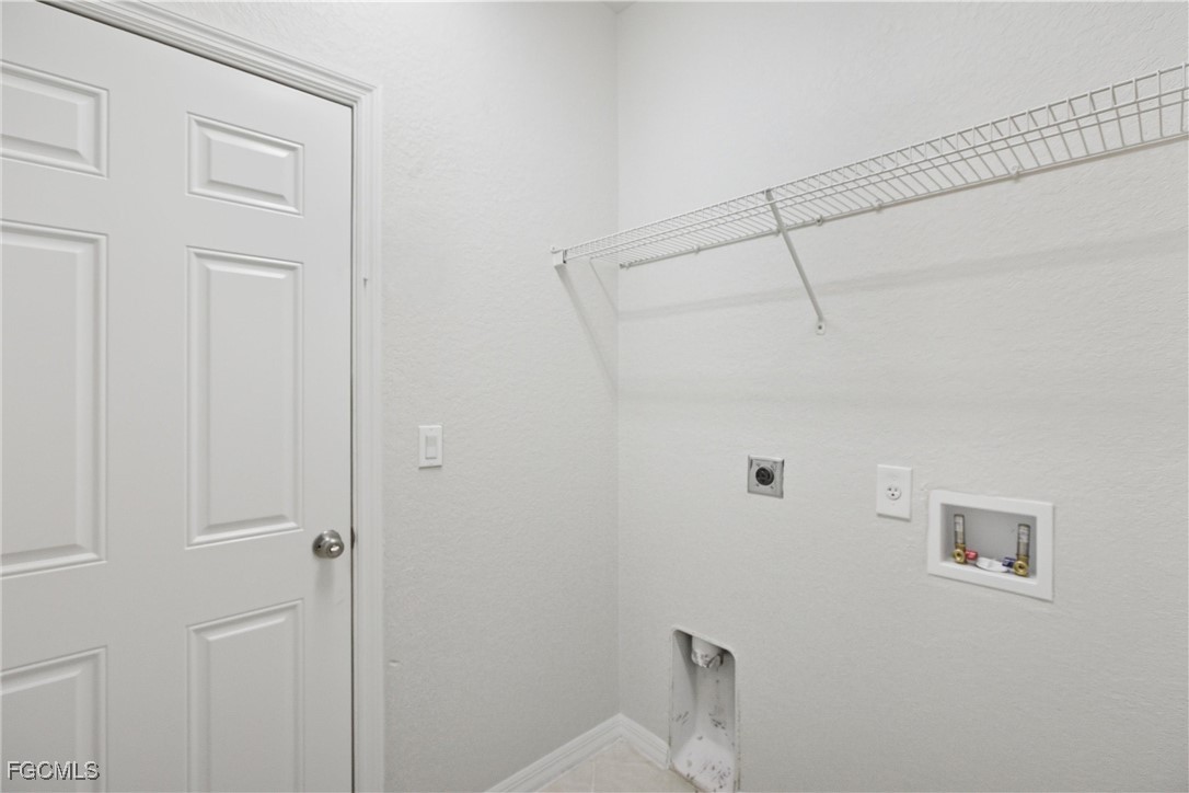 9656 Roundstone CIR
