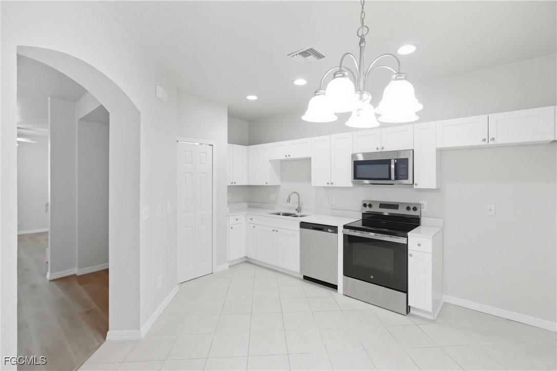 9656 Roundstone CIR