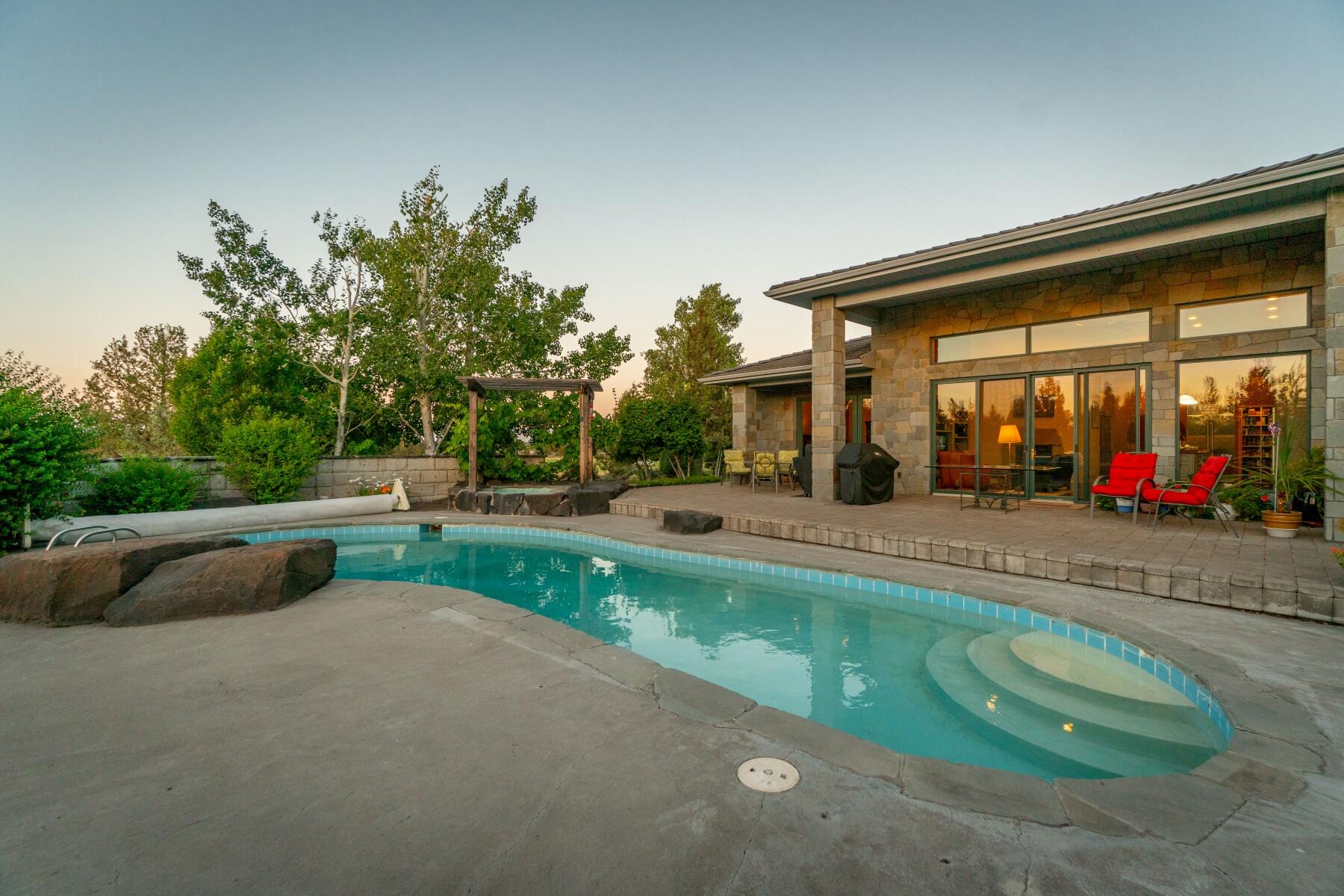 21800 Paloma Drive