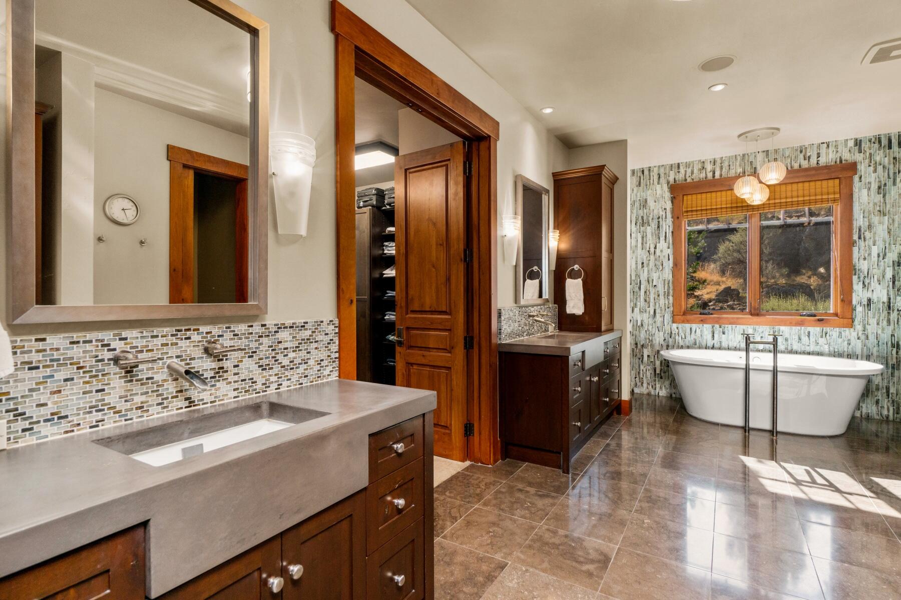 3449 NW Greenleaf Way