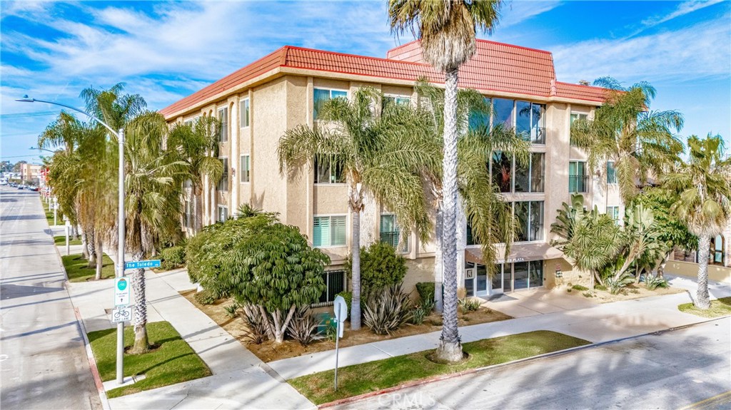 5959 E Naples Plaza Dr Unit #105