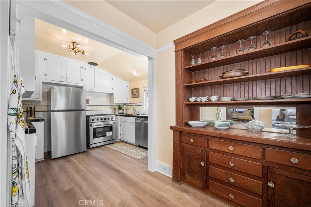 1005 Roswell