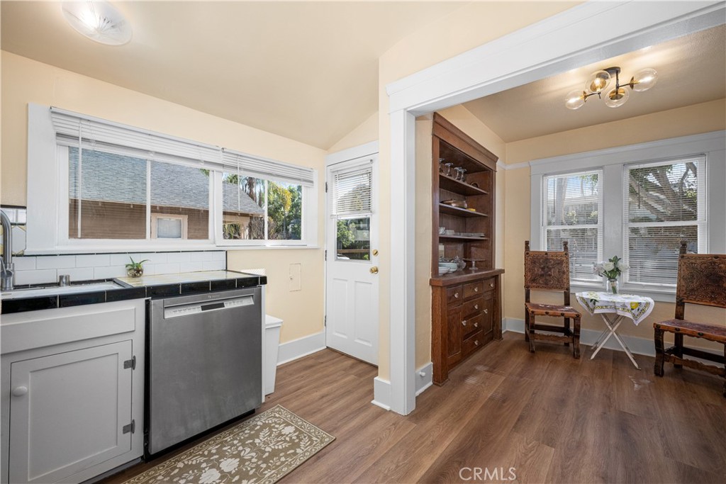 1005 Roswell