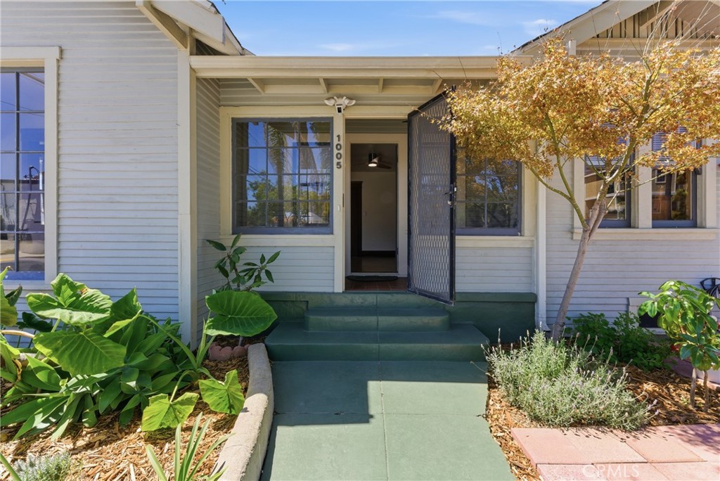 1005 Roswell
