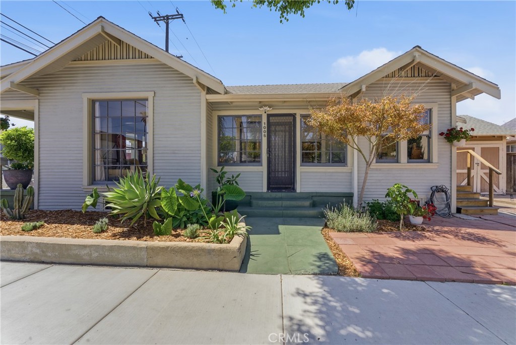 1005 Roswell