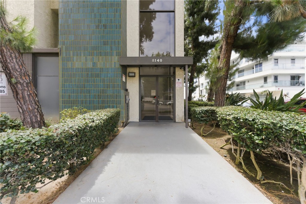1140 E Ocean