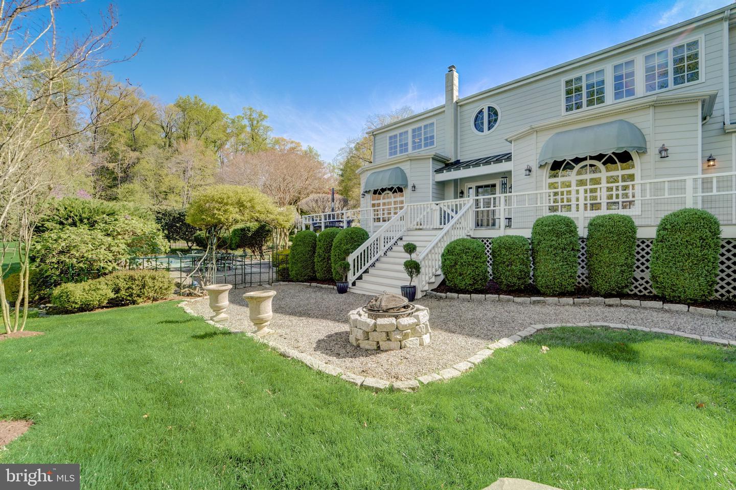298 Joyce Ln W