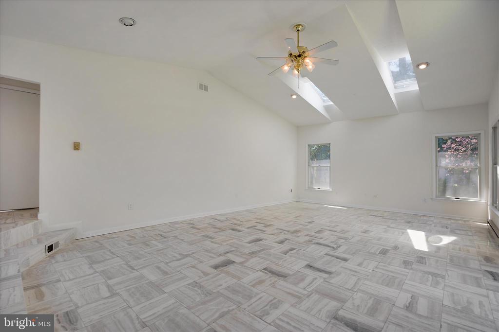 284 TOLSTOY LANE